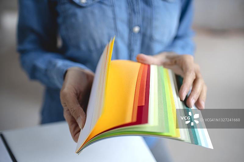 在工地拿着色卡的女性建筑承包商图片素材