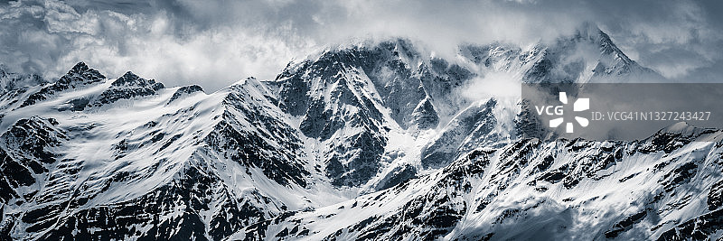 高加索山脉雪峰全景图片素材