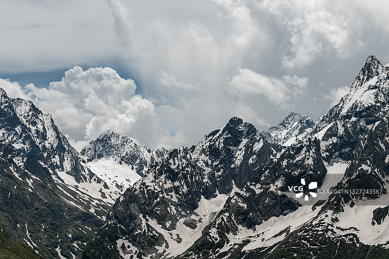 高加索山脉雪峰全景图片素材
