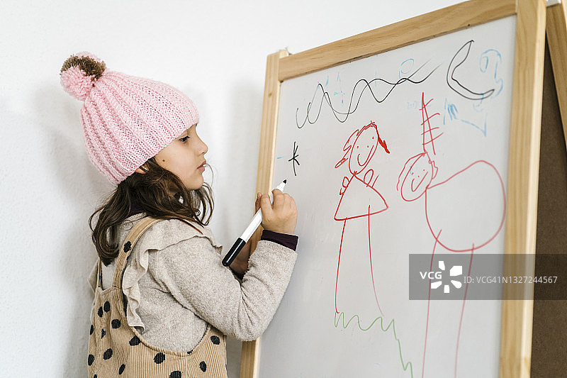 手持水灯的女孩图片素材