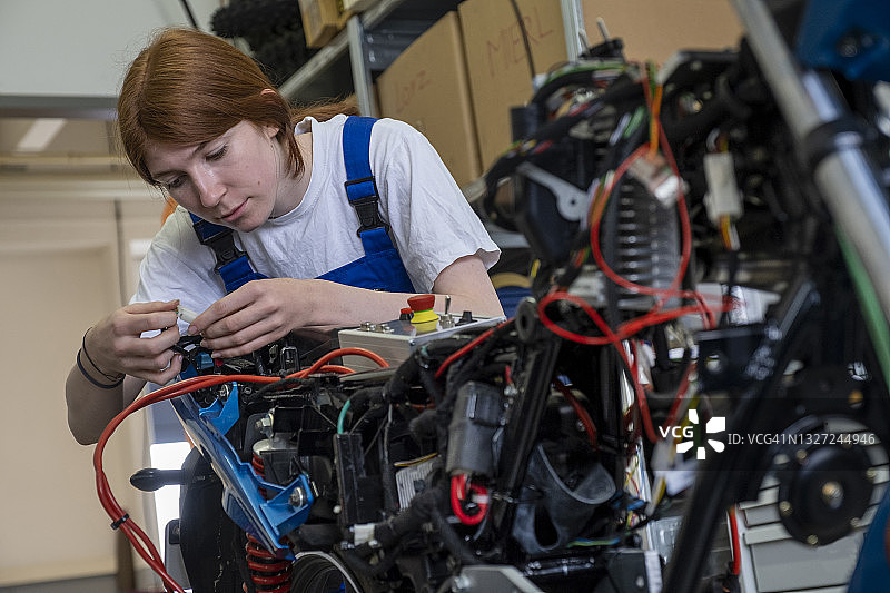 女技术员在车间修理摩托车图片素材