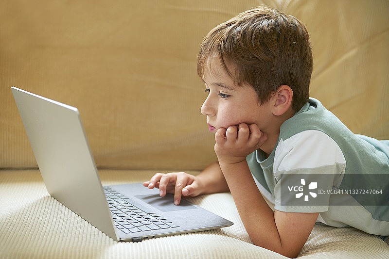 玩笔记本电脑的男孩图片素材