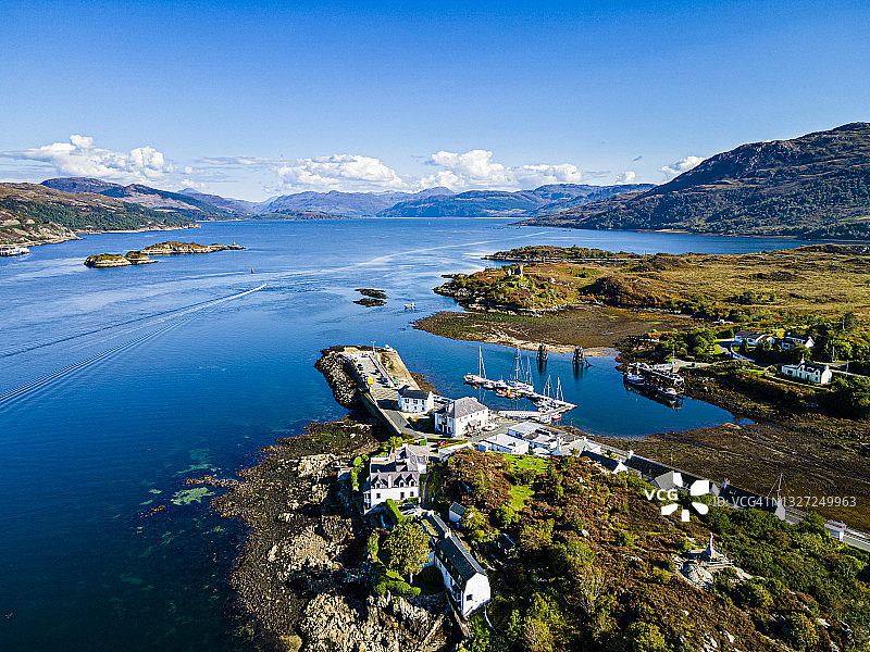 英国苏格兰凯尔金斯凯岛东海岸偏僻村庄的鸟瞰图图片素材