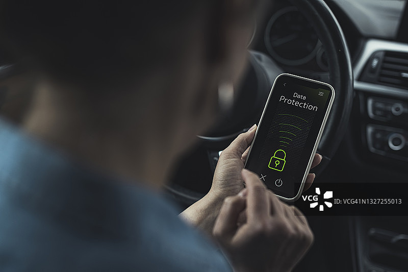 在车内用智能手机解锁数据保护锁的女人图片素材