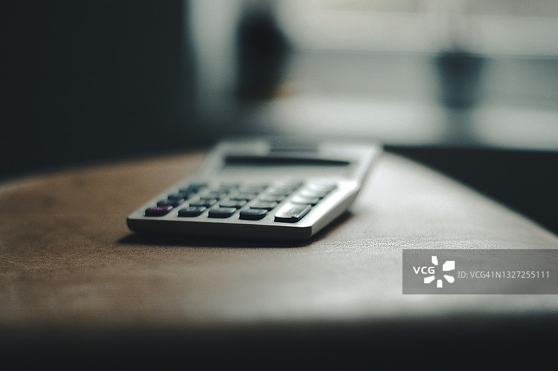 皮革椅上的计算器图片素材