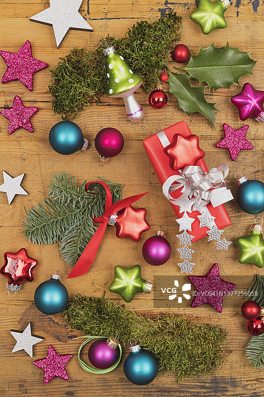平铺在木质表面的圣诞主题物品合集图片素材