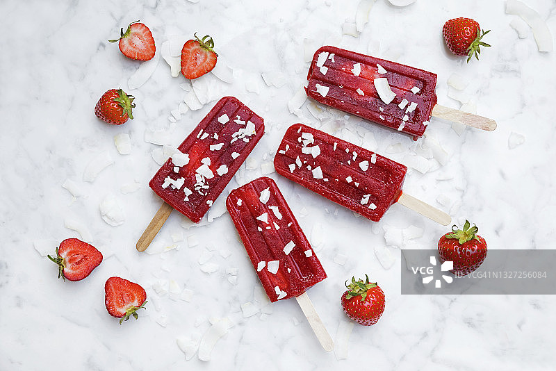 大理石面上自制草莓冰棒图片素材