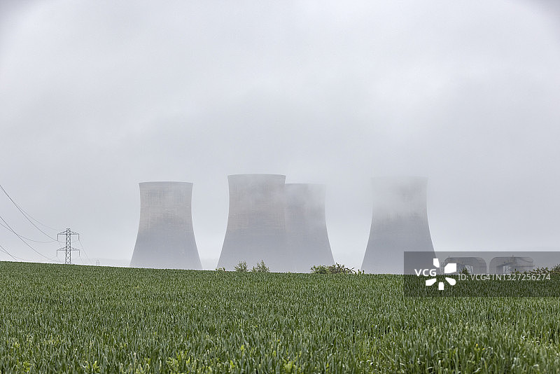 英国鲁格利雾天的大型冷却塔图片素材