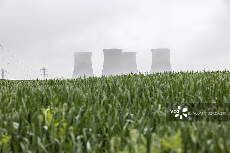 英国鲁格利雾天的大型冷却塔图片素材