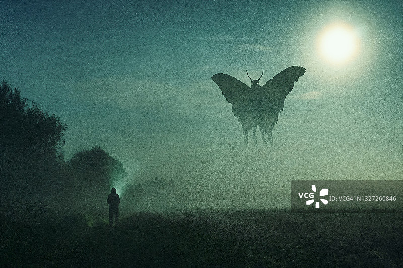 恐怖概念：男子夜间望向神秘飞蛾人图片素材