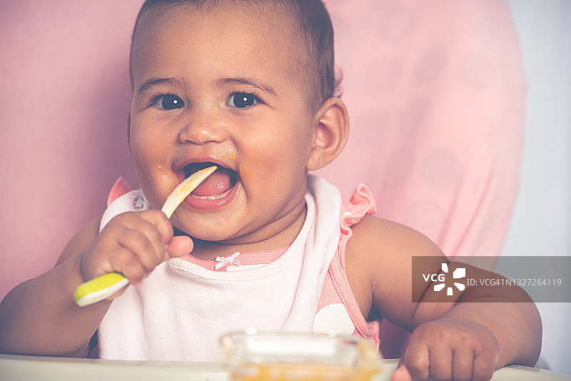 自己吃饭的可爱宝宝图片素材