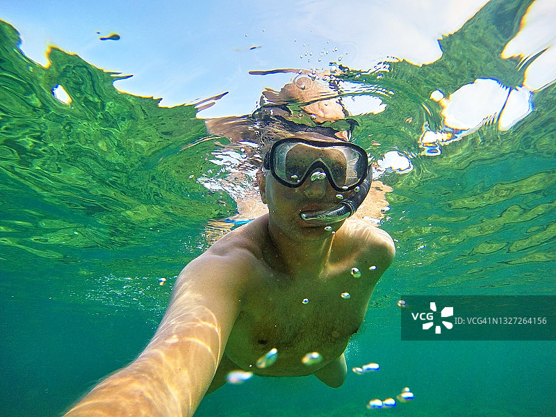 成年男人在克罗地亚杜吉奥托克岛的亚得里亚海浮潜自拍图片素材