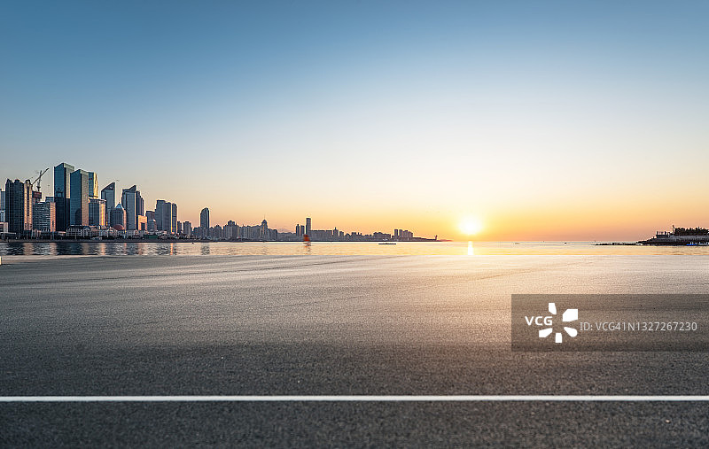 日出时海边的油路城市全景图片图片素材