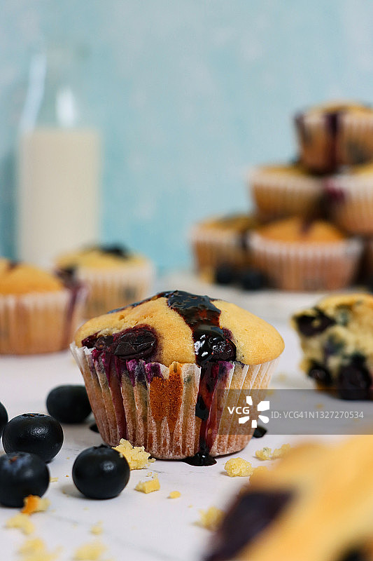 纸杯蛋糕：蓝莓松饼和牛奶图片素材