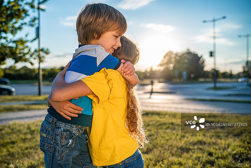小男孩拥抱他的妹妹图片素材