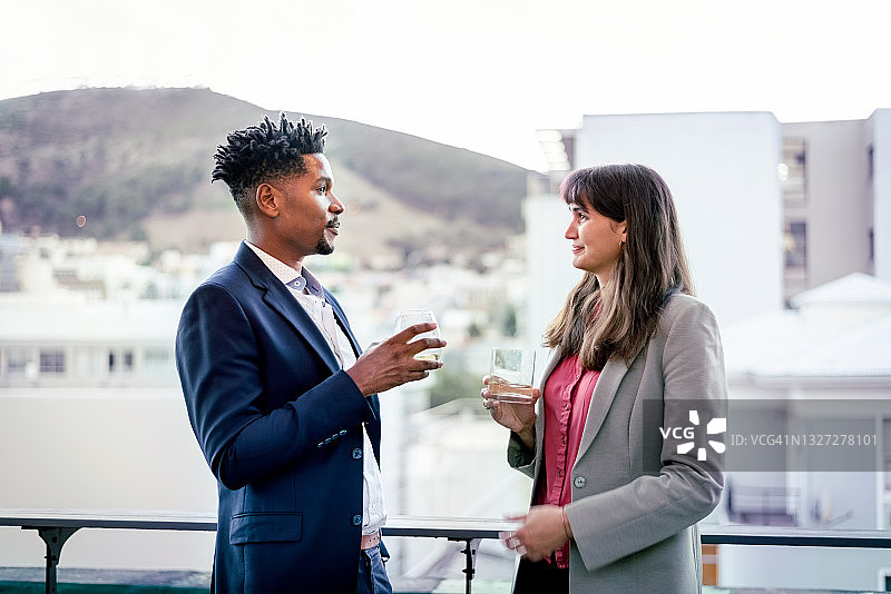 在办公室阳台上的商务伙伴图片素材