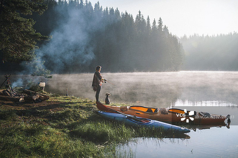 女人在山间露营钓鱼图片素材