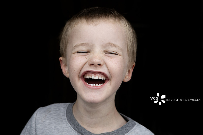 儿童在笑图片素材