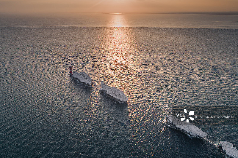 从空中俯瞰怀特岛日落时分的针状岩，英国图片素材
