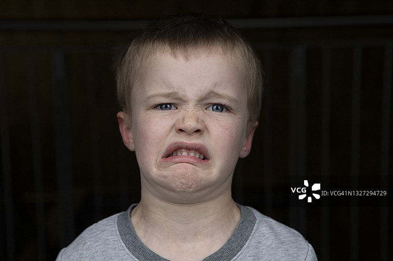 男孩感到厌恶并做鬼脸图片素材