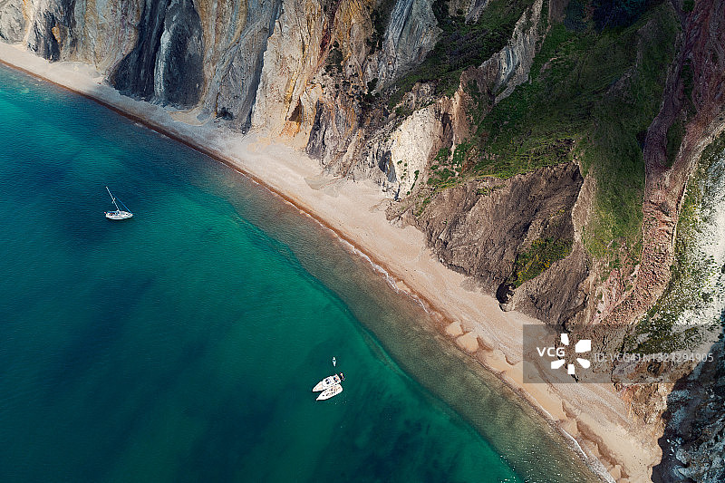 无人机视角：停泊在怀特岛海岸悬崖边的船只，英国图片素材