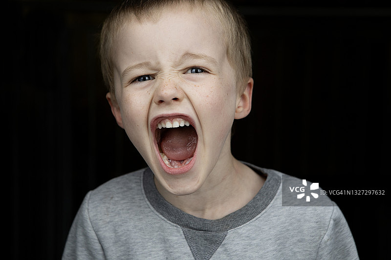 大声尖叫的男孩图片素材