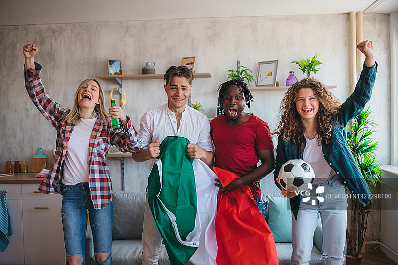 观看欧洲杯的意大利球迷图片素材