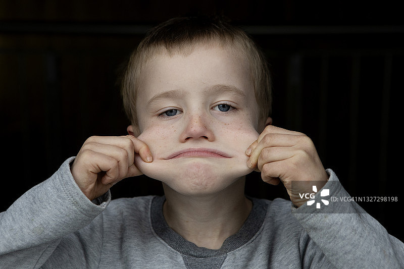 男孩做着鬼脸图片素材