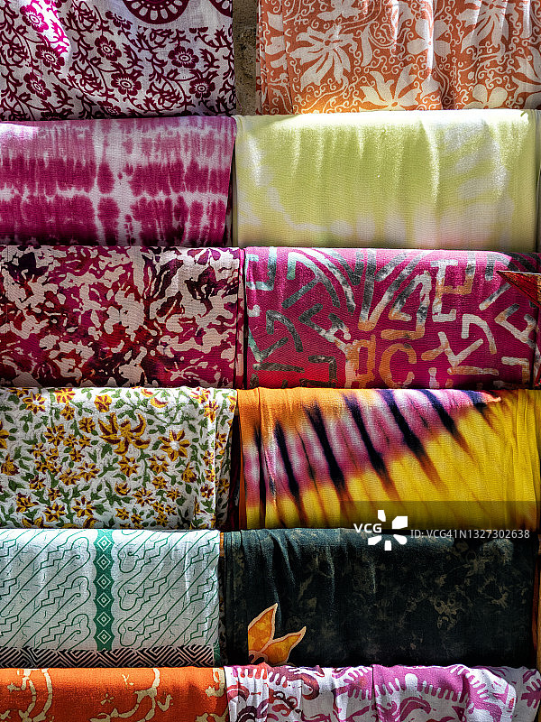 街上展示彩色布手帕的参展商特写图片素材