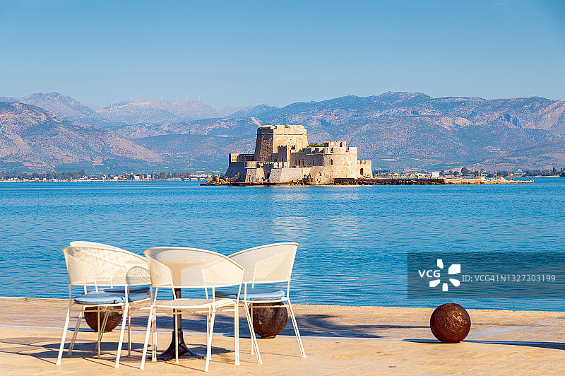 希腊纳夫普利奥：布尔齐水城堡背景下的咖啡桌图片素材