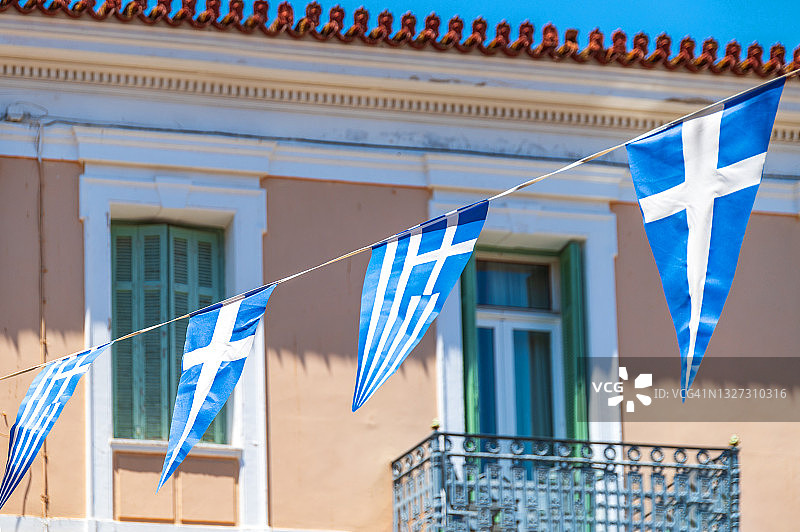 新古典主义建筑背景上的希腊国旗图片素材