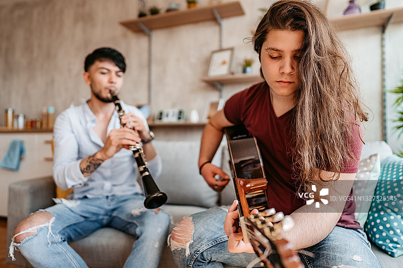 在家演奏单簧管和吉他的两个男人图片素材