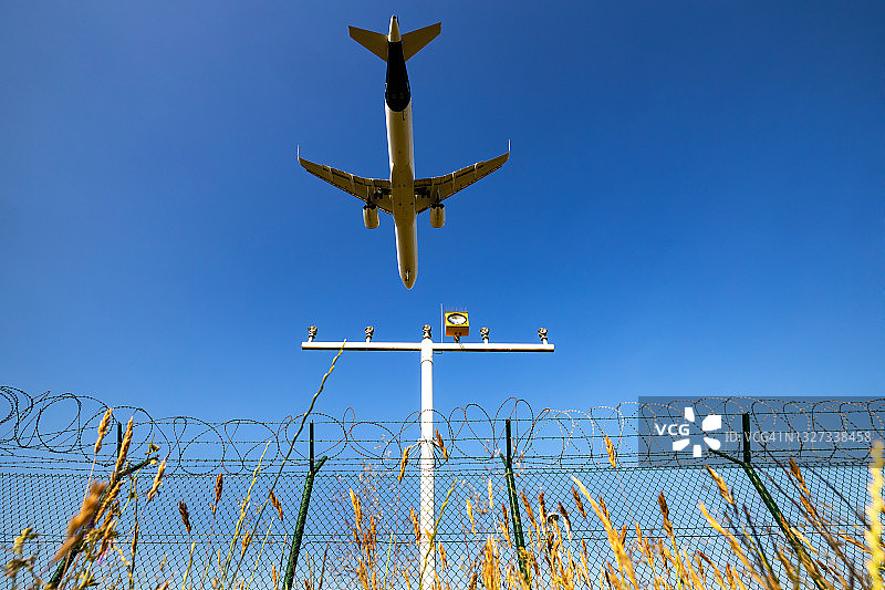 抵达的飞机图片素材