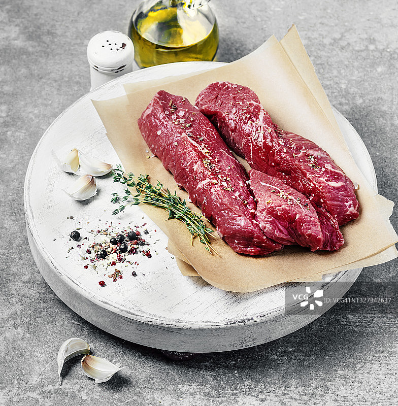 砧板上的新鲜生肉与香料和香草图片素材