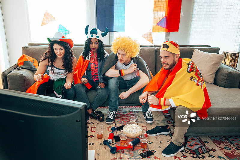 在电视前观看比赛的意大利获胜球迷图片素材