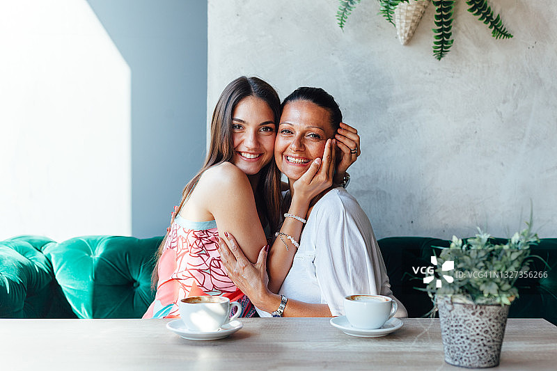 美丽的母女相拥图片素材