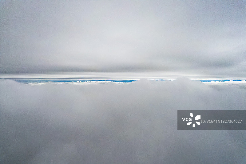 飞越云层图片素材