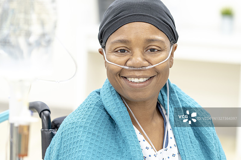 微笑的癌症患者肖像图片素材