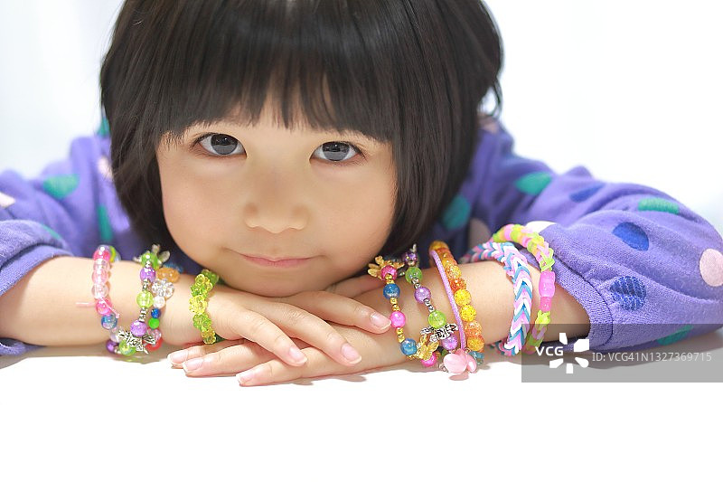 儿童用彩色橡皮筋制作手工艺品图片素材