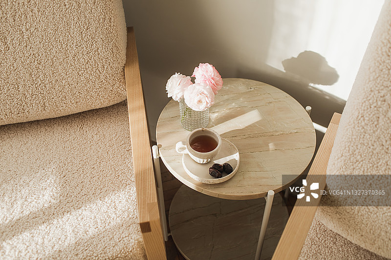 大理石桌子、咖啡、枣和花瓶图片素材