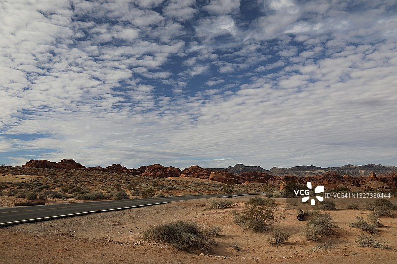 沙漠上空的黄昏云彩图片素材