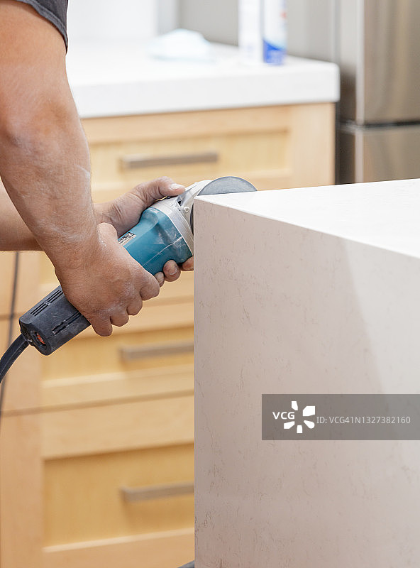 在家庭改造中安装厨房台面图片素材