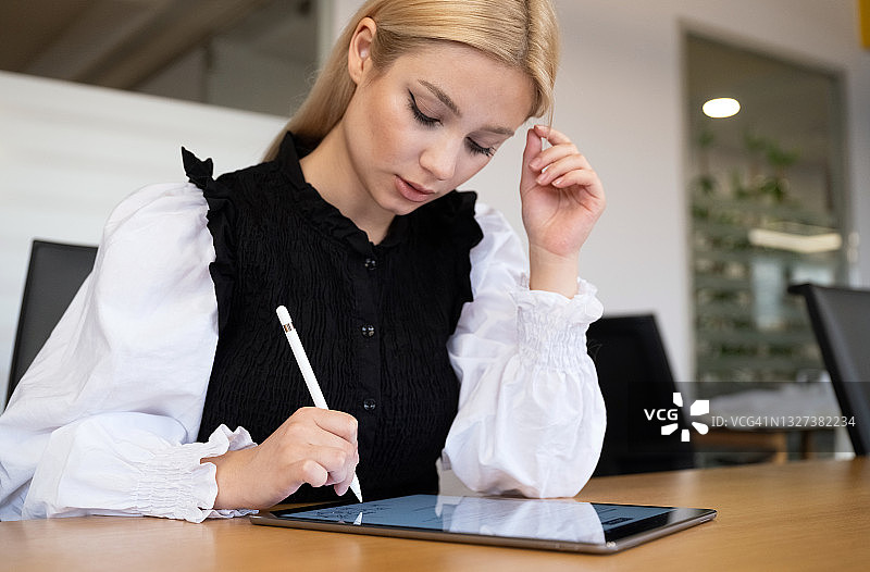 女商人签署电子合同图片素材