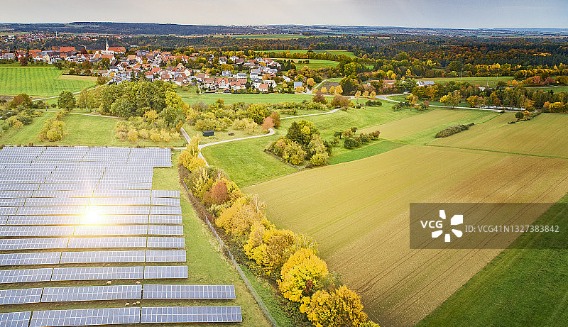 小村庄和太阳能电池板图片素材