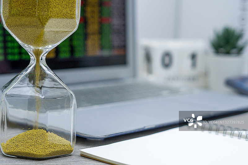 办公桌沙漏留白空间图片素材