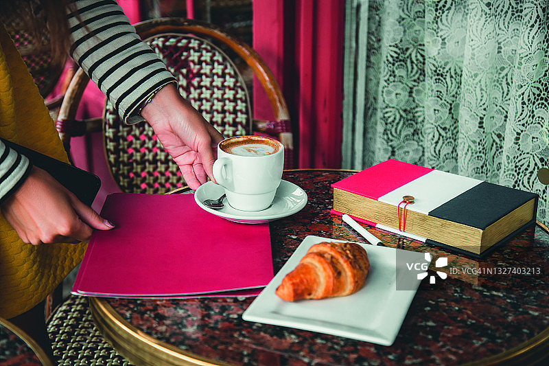 配羊角面包的卡布奇诺图片素材