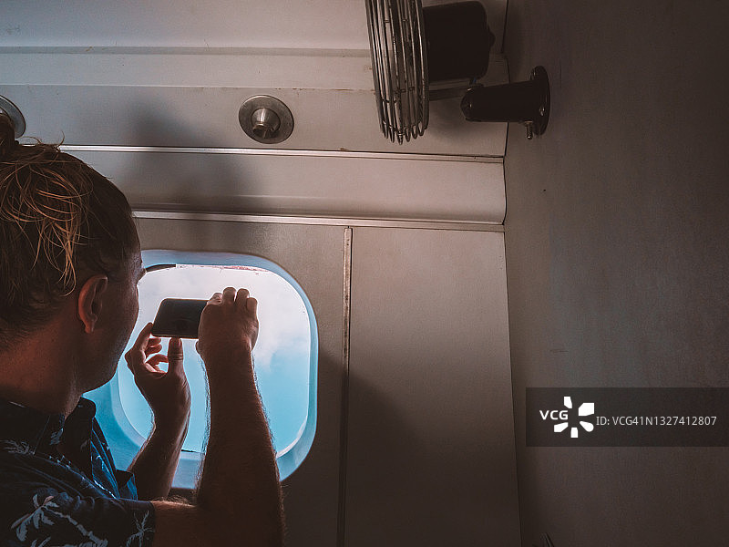 在水上飞机上使用手机的旅行者图片素材
