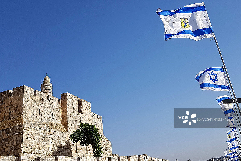 耶路撒冷旗帜：犹大雄狮与以色列国旗，大卫塔附近雅法门图片素材