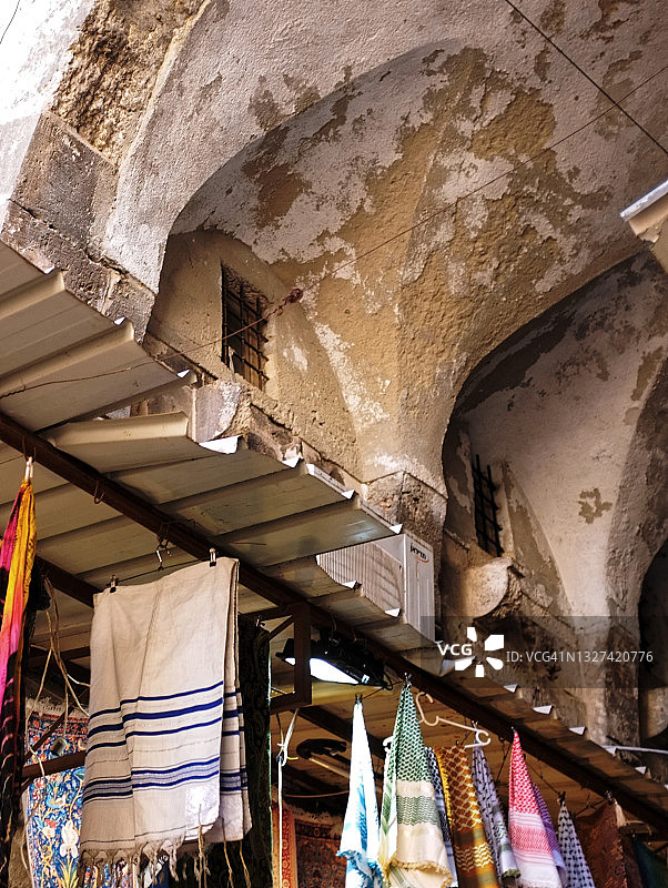 耶路撒冷老城旧市场街道上的塔里特，靠近西墙图片素材