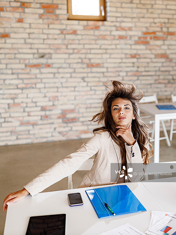 办公室里的年轻女企业家图片素材